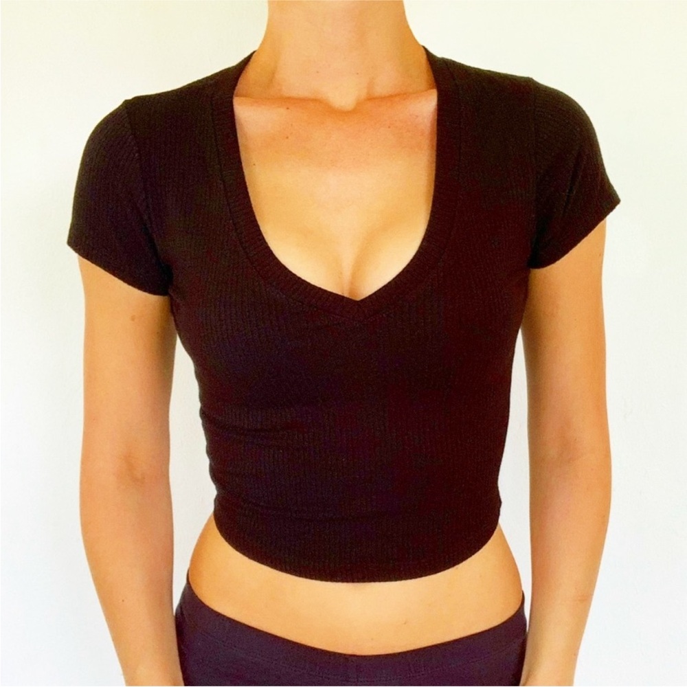Bozzolo black ribbed stretch knit short sleeve v-neck crop top size small